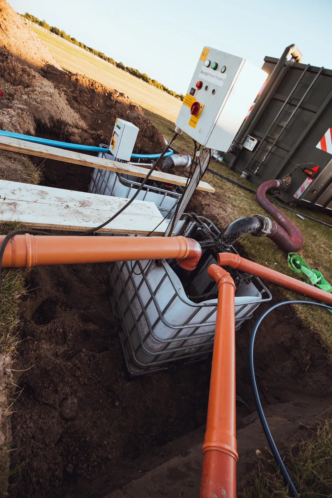 Installation für Frisch- und Schwarzwasser mit Tank und Rohrleitungen