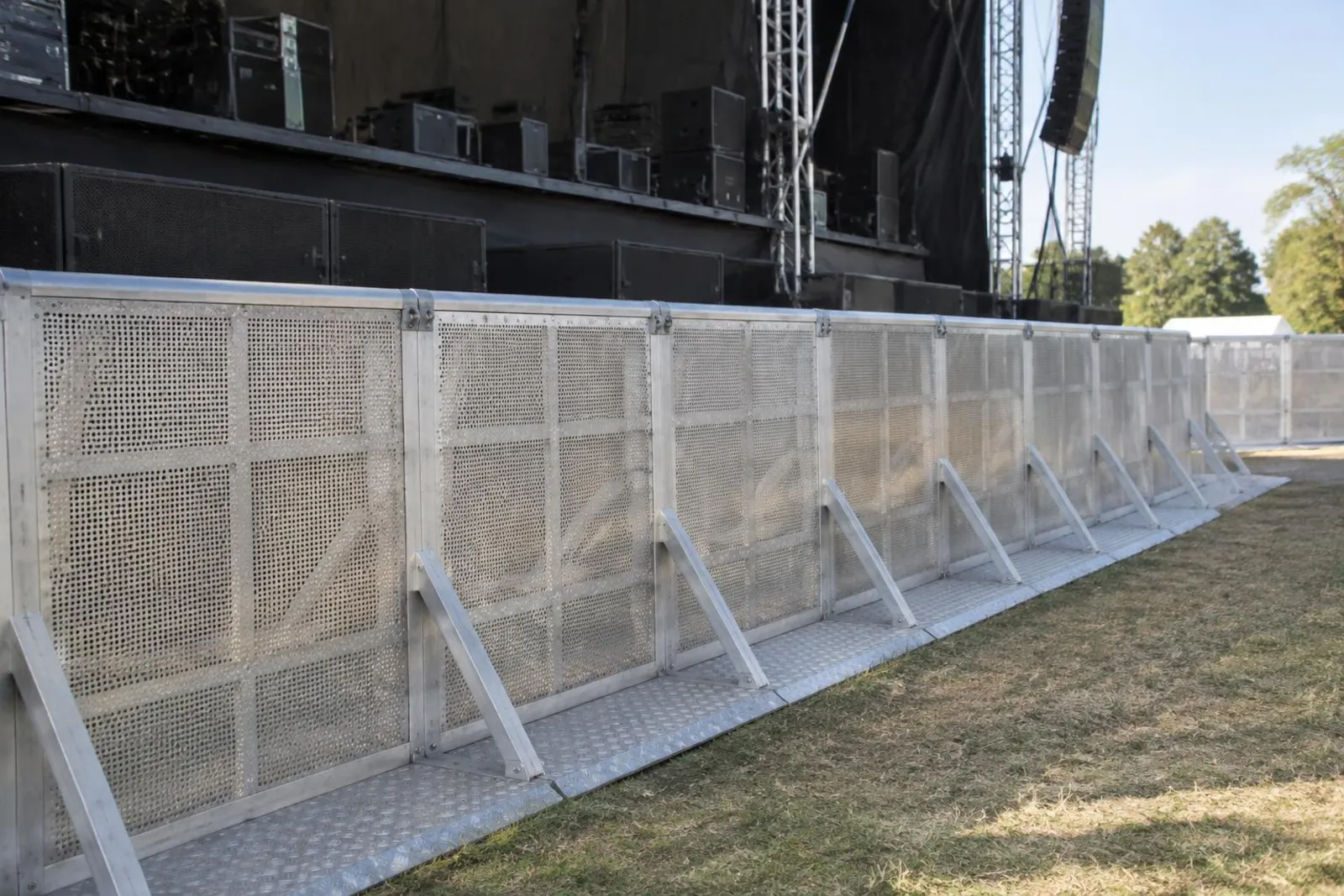 Platzhalterbild (KI-generiert): Stage Barrier vor einer Bühne
